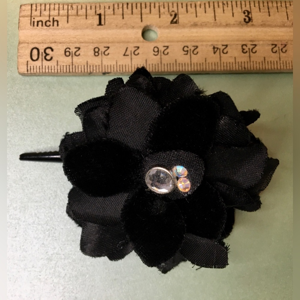 Spider web necklace & Black bow w/skull/spider hair clip & black flower hairclip - Picture 15 of 16